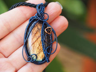 Dark blue and copper shades - Labradorite pendant