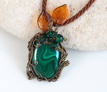 Malachite pendant with leaves