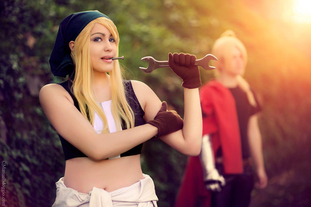 Fullmetal Alchemist Cosplay dá vida ao engenheiro de automail Winry