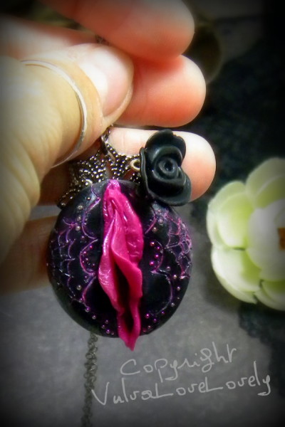 Dama Oscura: Sugar Skull Vulva Pendant