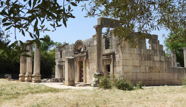 Approaching the Synagogue