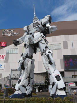 Unicorn Gundam Statue