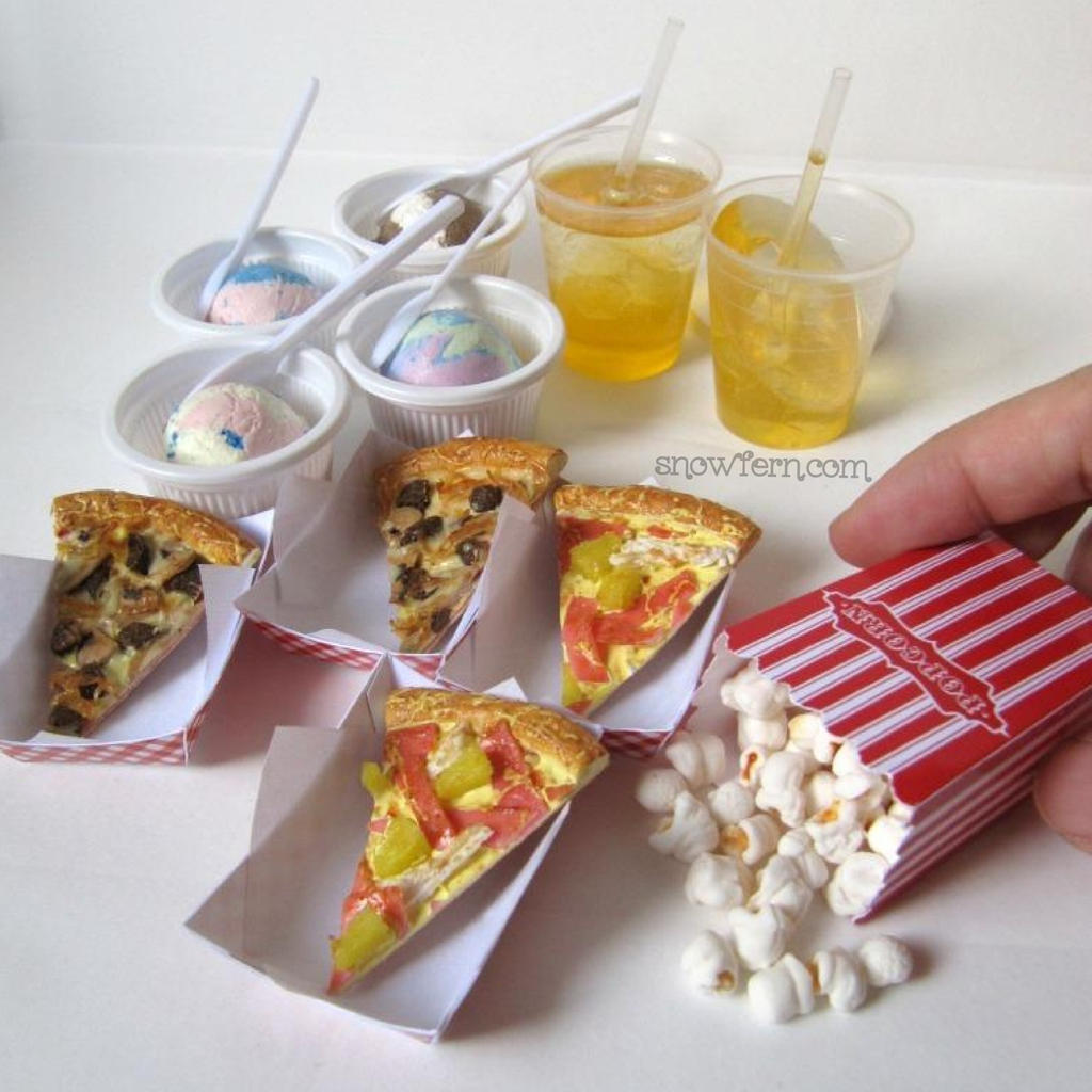 1:3 Miniature Pizza, Popcorn, Icecream and Drinks