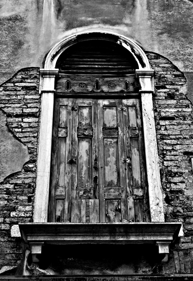 VENICE MAD DOOR OF TEXTURE BW