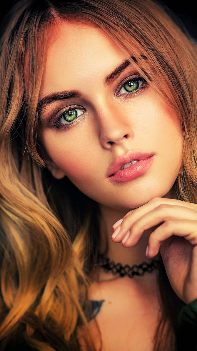 Красивая девушка с зелеными глазами