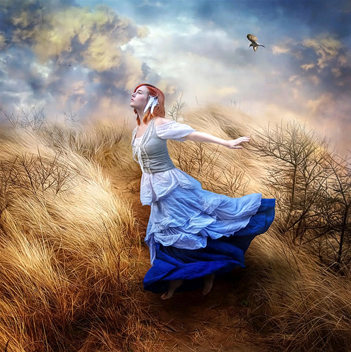 Ветер в образе человека. Девушка на ветру. Девушка танцует в поле. Фотосессия с ветром. Девушка в поле на ветру.
