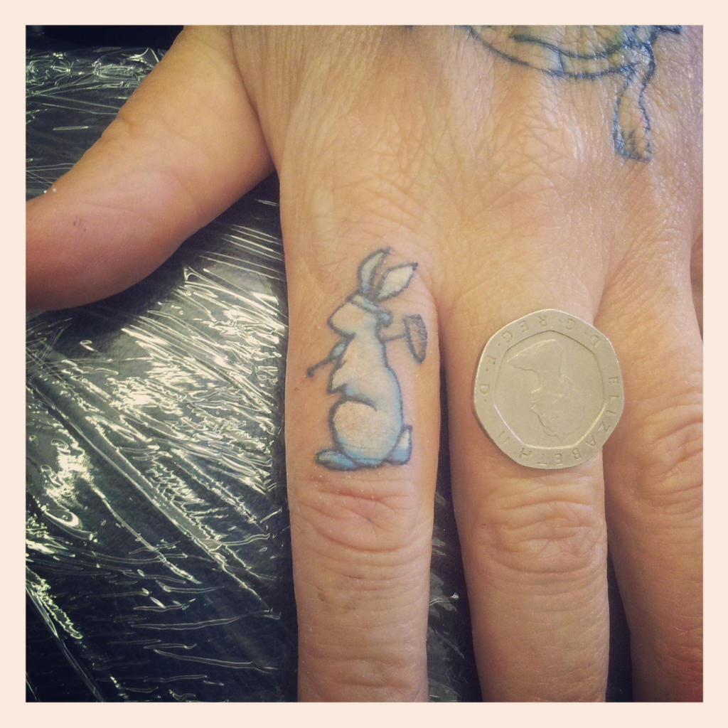 Тату деньги на пальцах