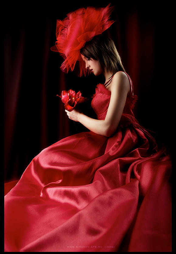 Фф душенька в красном. Девушка в Красном. Женщина в Красном платье. Красивая женщина в Красном платье.