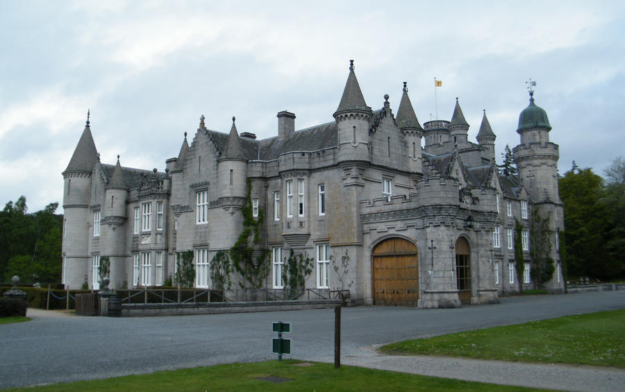 Www zamok. Балморал замок в Шотландии. Поместье Балморал в Шотландии. Замок Балморал в Абердиншире. Балморал замок в Шотландии планировка.
