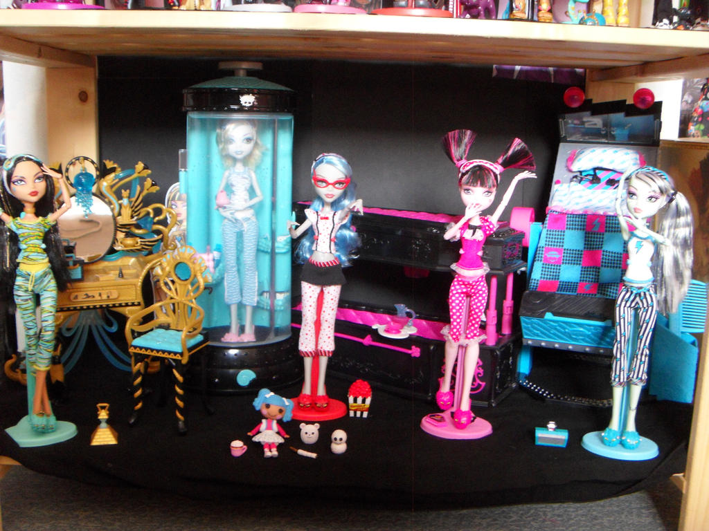 Monster High Bench Monster High shelf 4 by Femmie-chan on DeviantArt