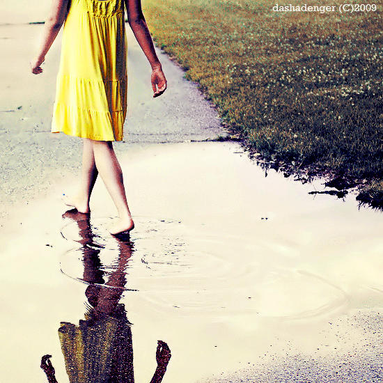 Платье на ней было совершенно неопределенное похожее. Девушка в платье под дождем. Девушка под дождём в жёлтом. Девушка в платье босиком по дороге. Девушка идет по лужам.