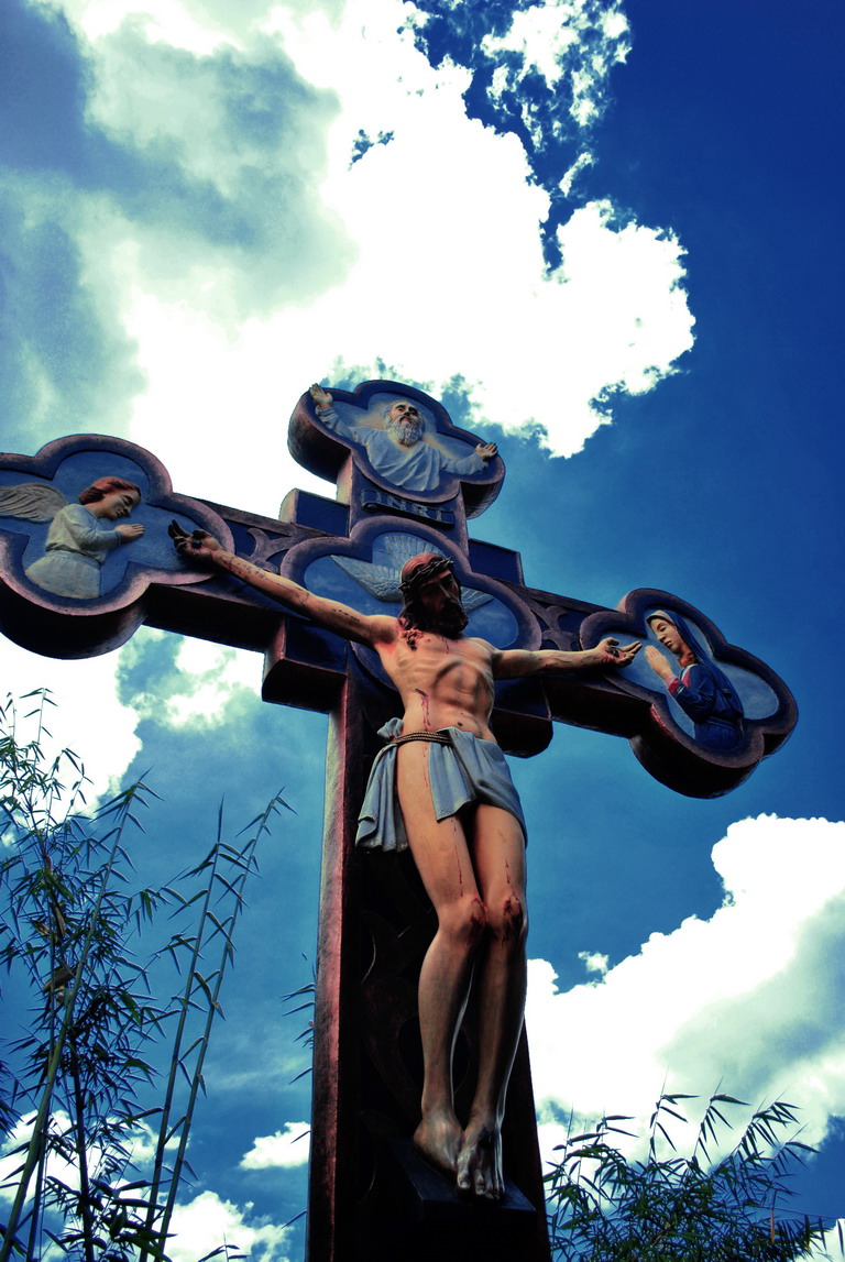 statue of jesus christ cross