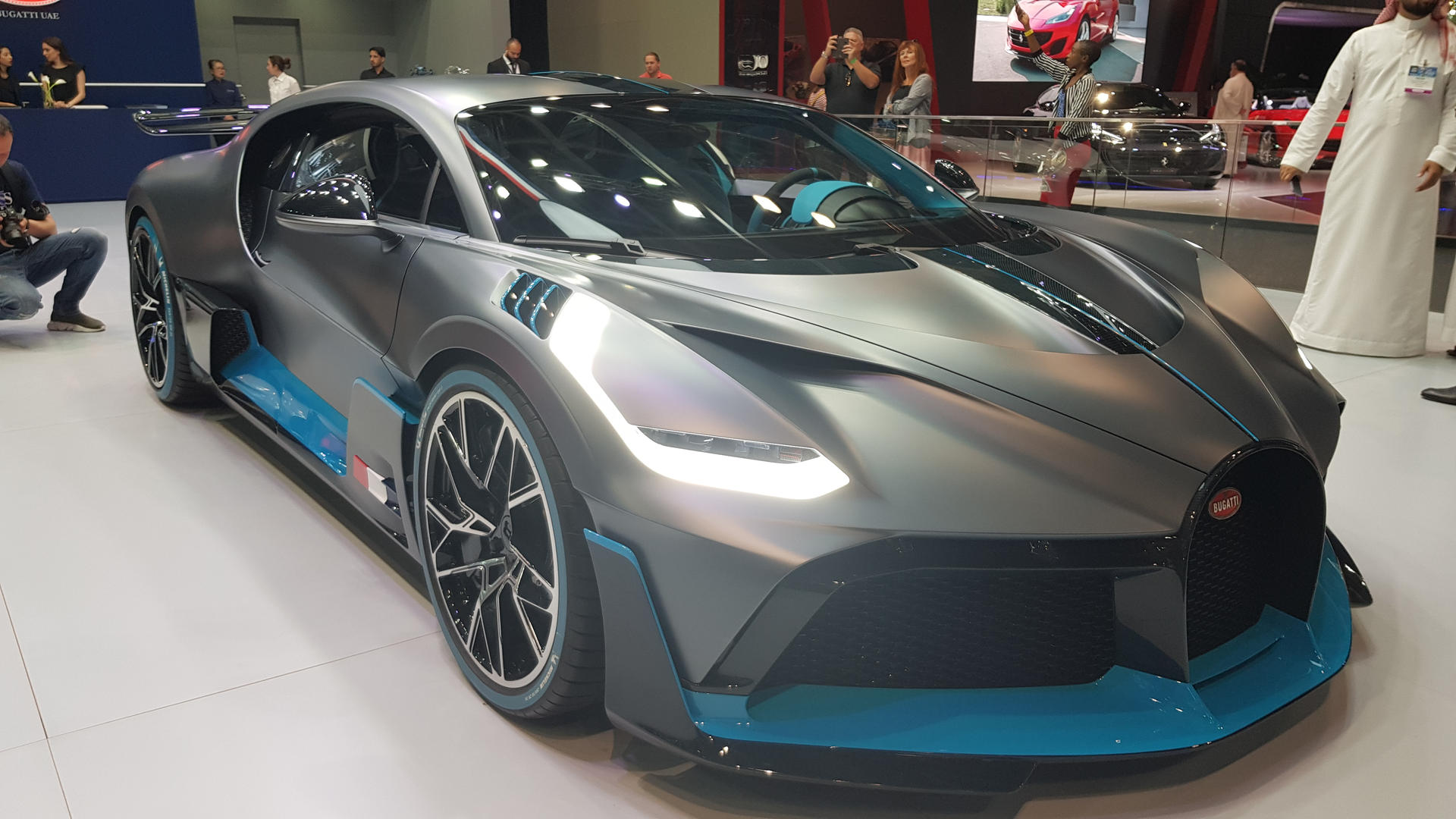 Bugatti divo 8.0. Бугатти в обвесе 2020. Бугатти дива w16 черная. БМВ на 1500 лошадиных сил.