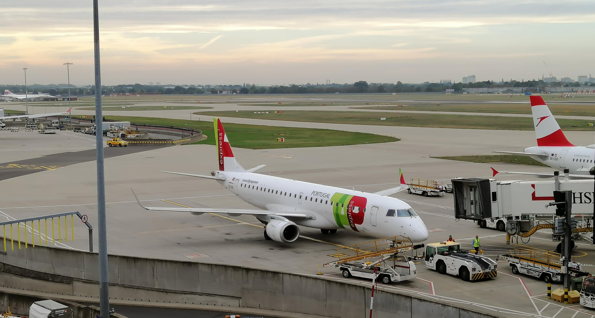 tap__portugal__express_emb190lr_cs_tpr_b