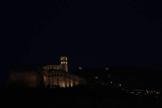 assisi in the night