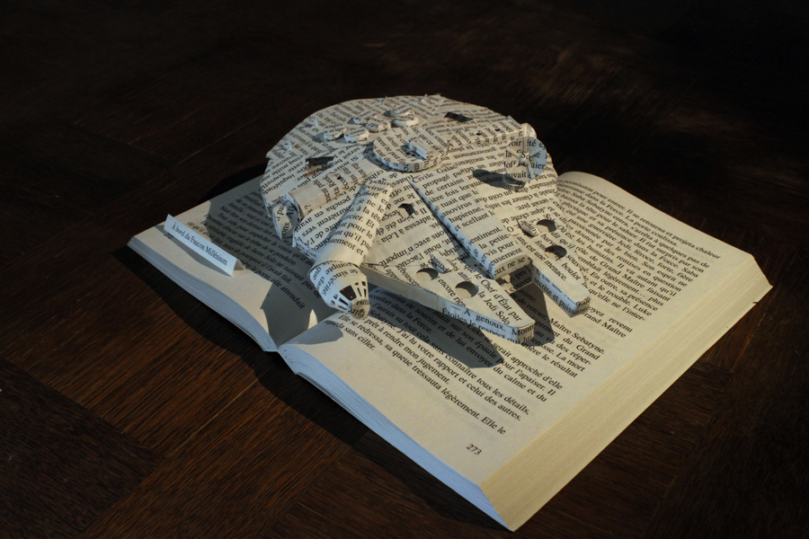 StarWars - The Millenium Faucon book sculpture 2