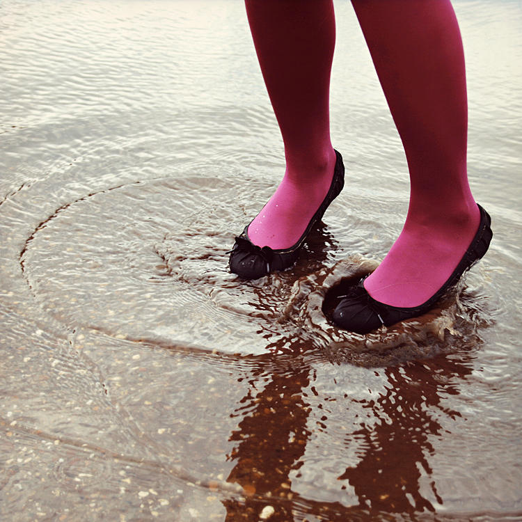 Топоча каблуками по пустынной палубе поспешно бегу. Туфли в луже. Ноги в луже. Мокрые туфли. Промокли ноги.