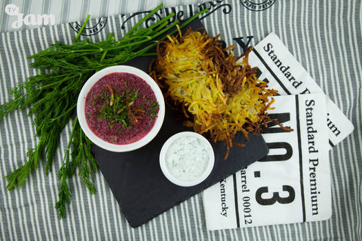 Beet cream soup with fries