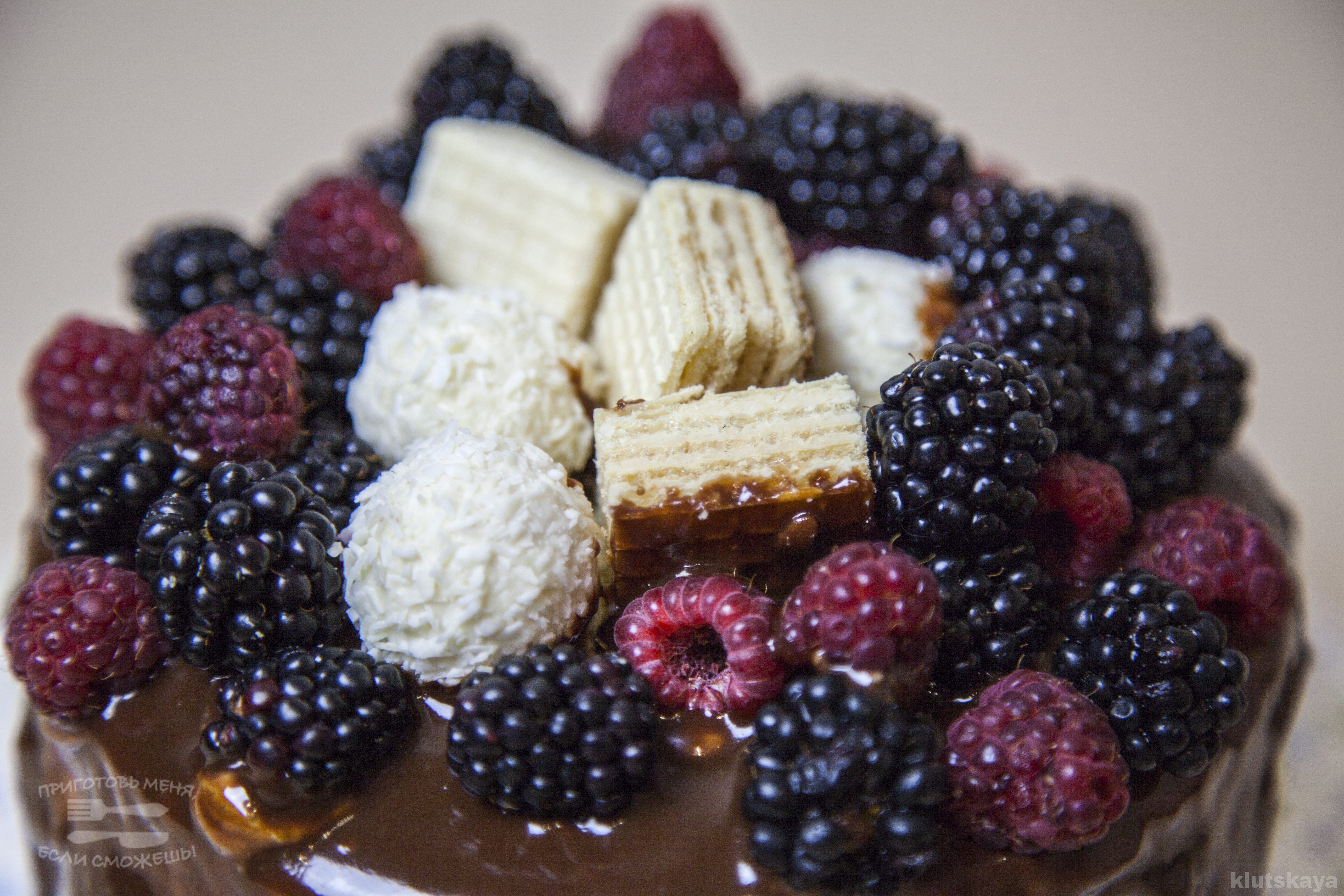 Green tea cake with raspberries and blackberries_3