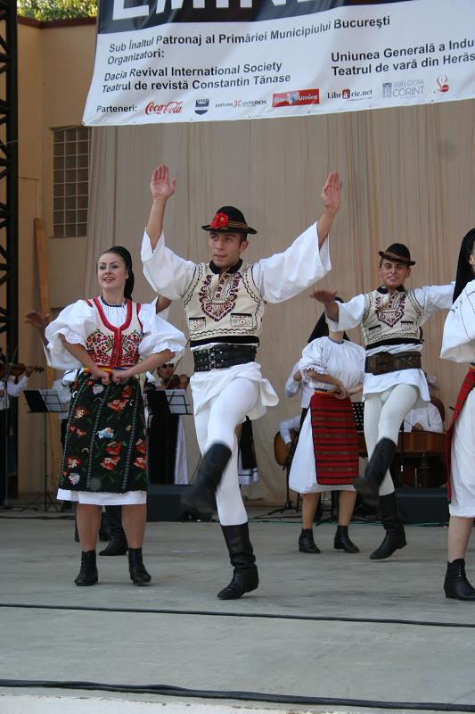 romanian dancers