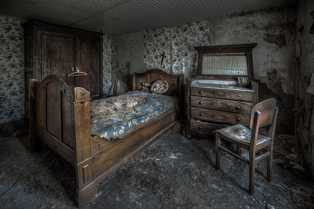 3 комнатка. Старая заброшенная комната. Заброшенная спальня. Старинная комната. Кровать в Старом доме.