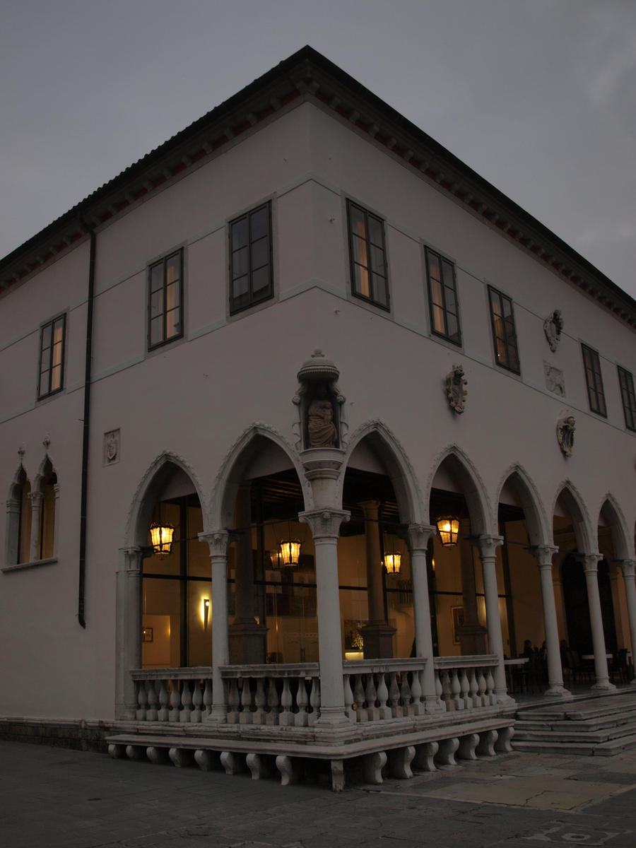 Loggia, Koper