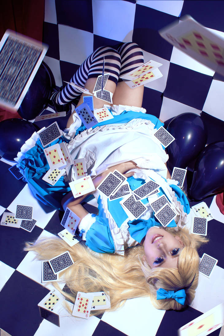 cosplay alice from alice in wonderland 1 by Lucy-Dark-Dreams