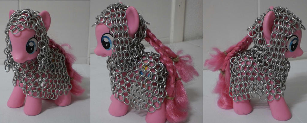 Pinkie pie in chain mail.