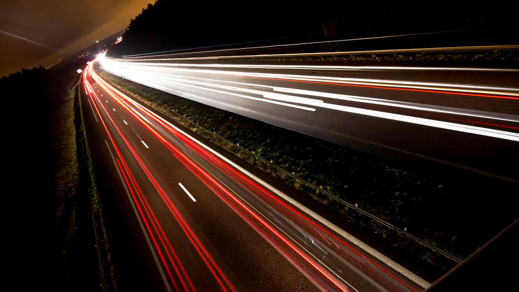 Скорость автомобиля на магистрали. Ночная дорога. Дорога скорость. Ночь дорога скорость. Ночная магистраль.