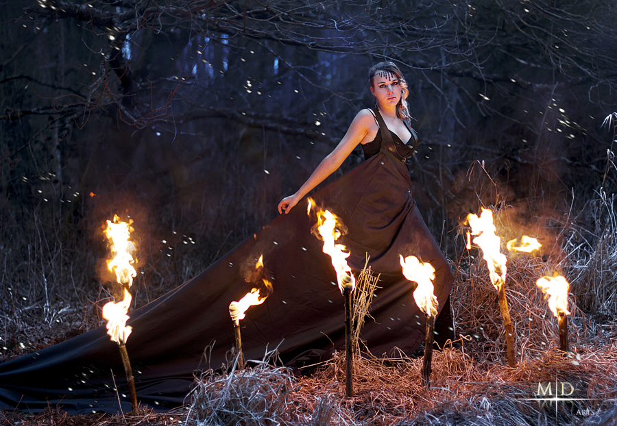 Факела горят в руках мод. Девушка с факелом. Фотосессия с факелом в лесу. Девушка с факелом фотосессия. Ведьма с факелом.