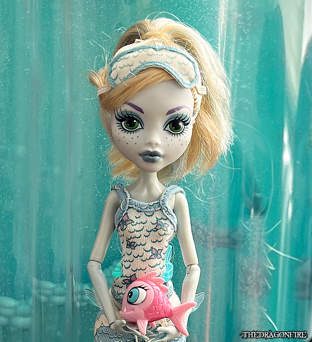 Monster High----*Lagoona Blue* Dead Tired Hydration Station---Doll