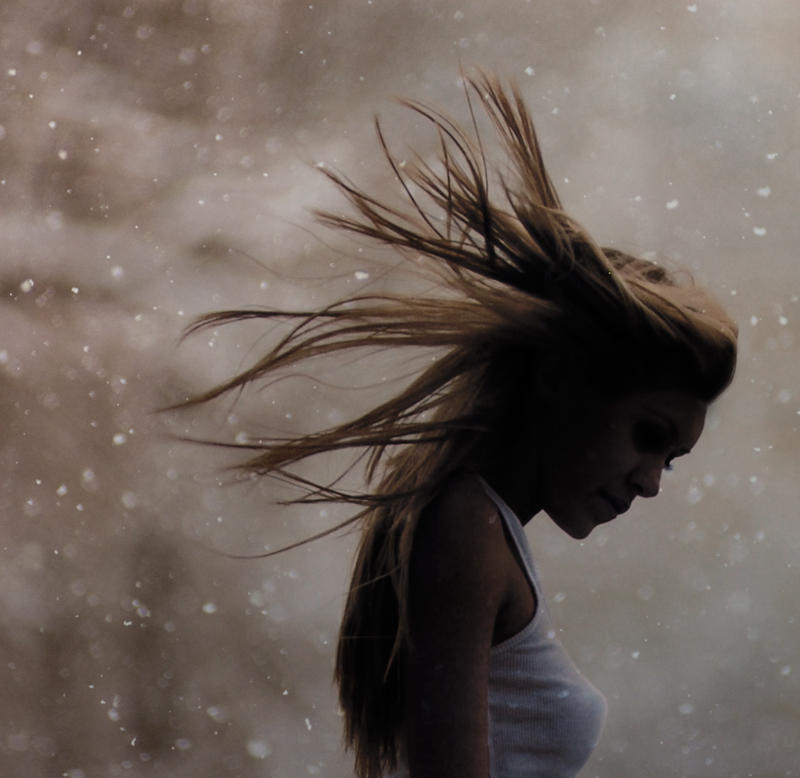 Ветер дует волосах. Девушка на ветру. Развивающиеся волосы. Девушка волосы на ветру. Девушка с развевающимися волосами.