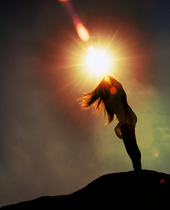 Солнца над головой. Девушка в солнечных лучах. Девушка и солнце. Танцующая девушка в лучах солнца.