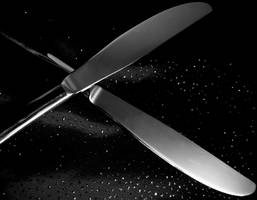 Crossed knives