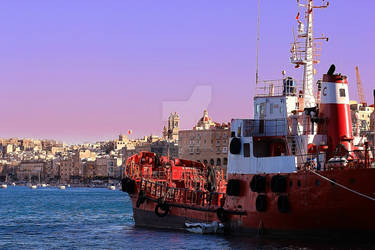 Tug in Grand Harbour