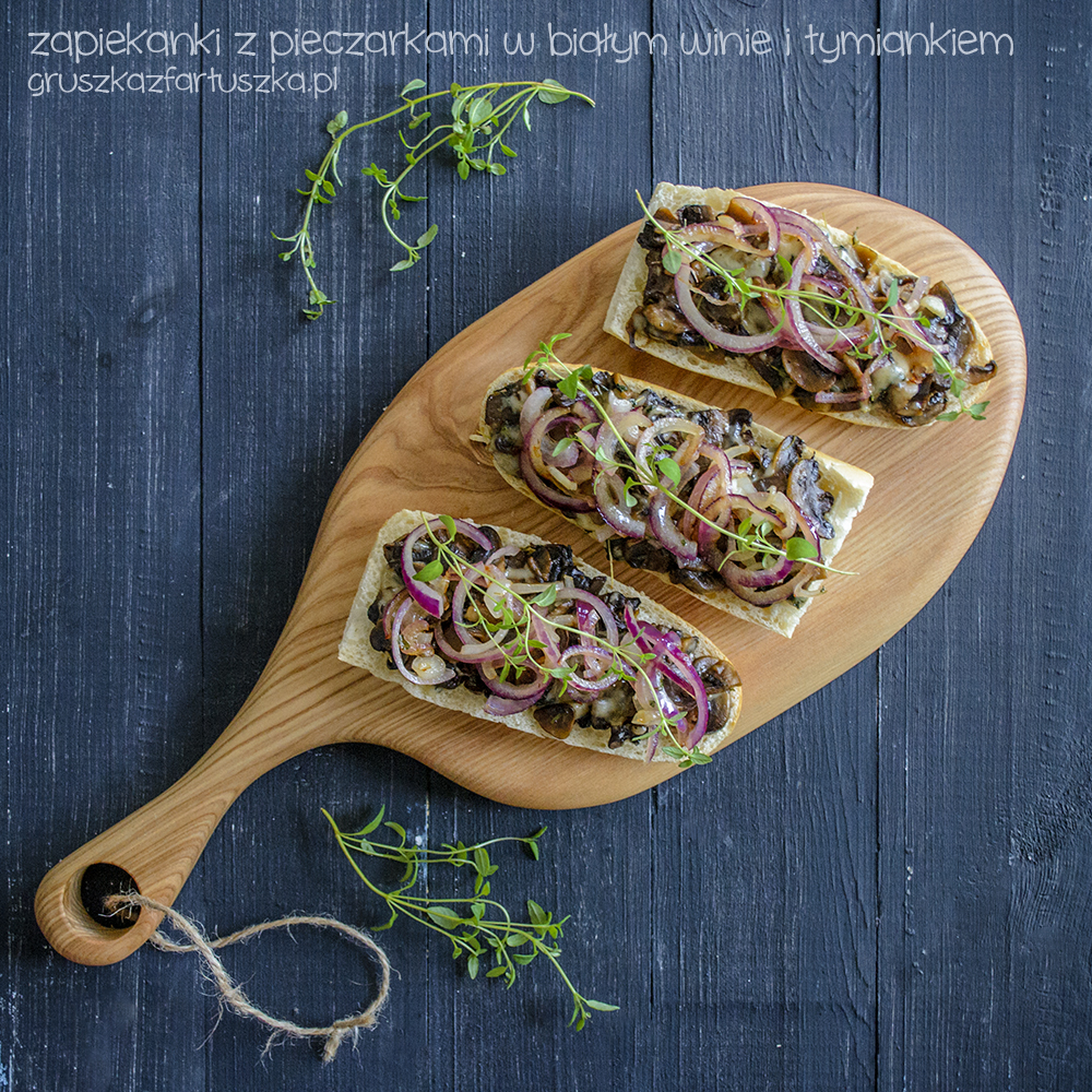 brushetta with mushrooms, white wine and thyme