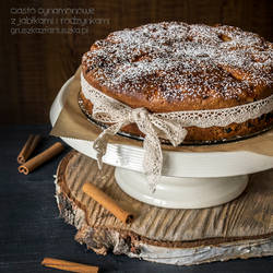 cinnamon cake with apples and raisins