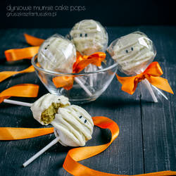 pumpkin spice halloween mummies cake pops