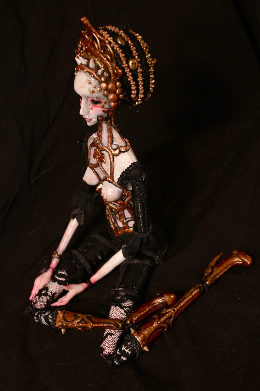 La Reine Art doll