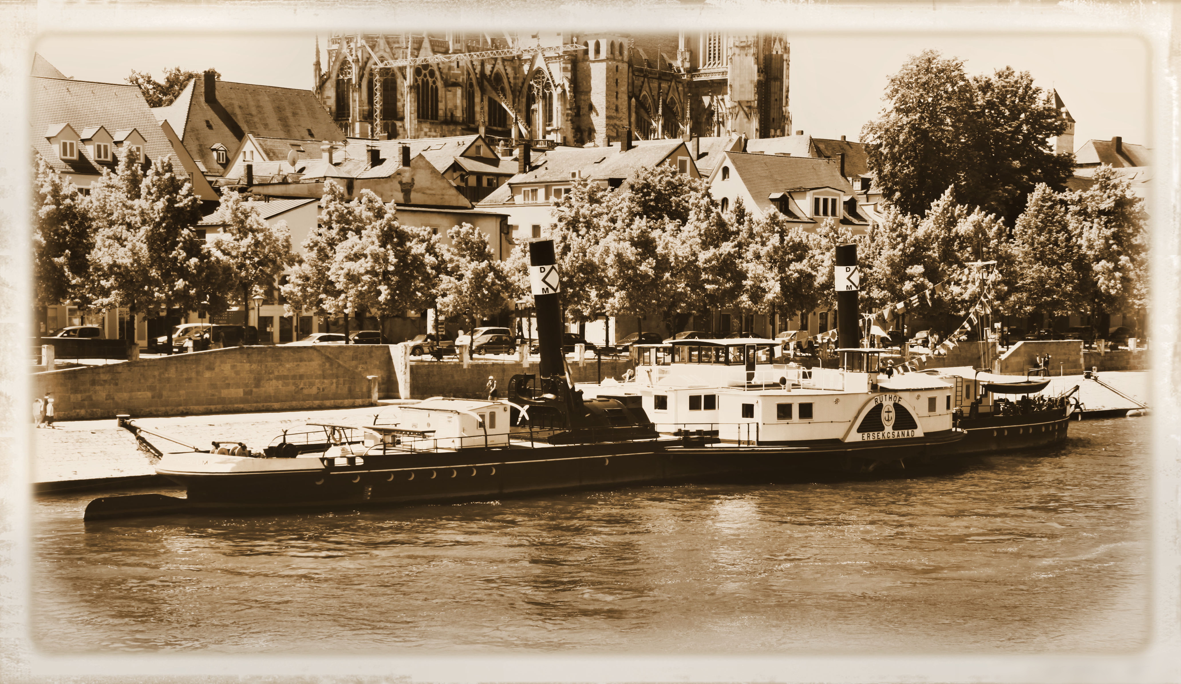 Paddlesteamer aged