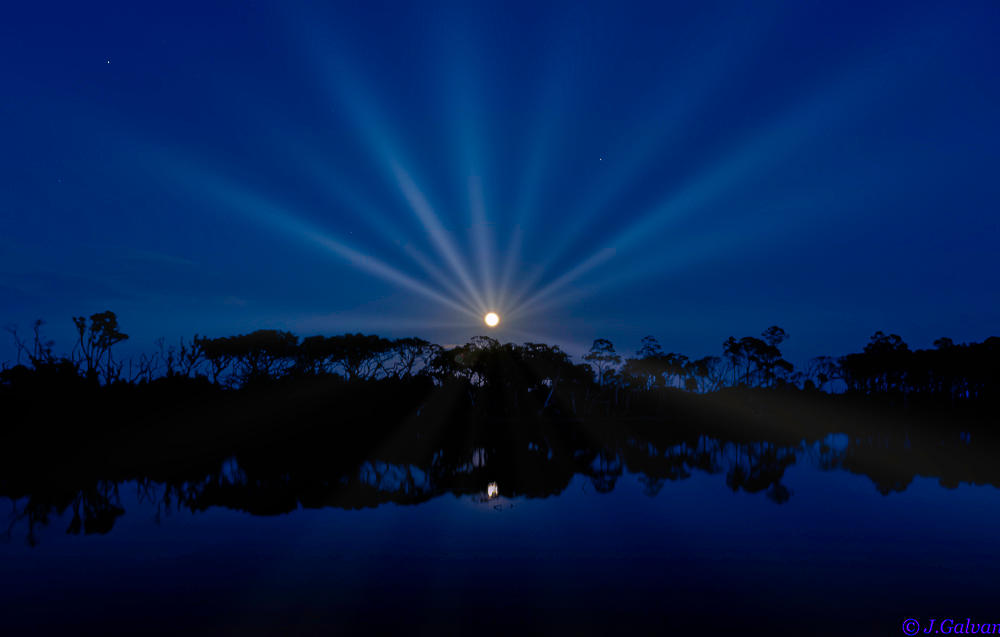 Moon Rays Full Moon Rays Aug 20 by JohnGalvan on DeviantArt