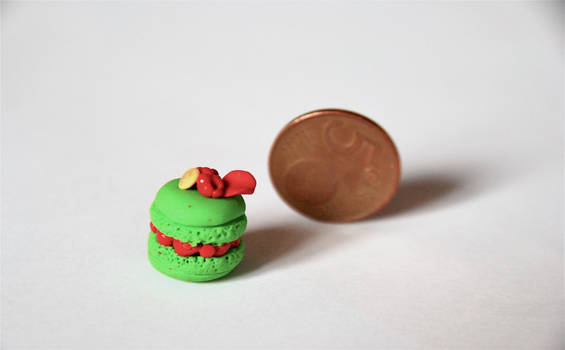 Pistachio and raspberries macaron