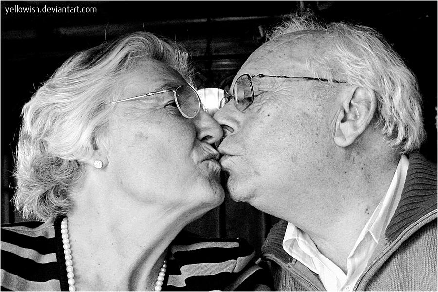 Поцелую дедушку. Любовь в старости. Поцелуй бабушки и дедушки. Старики целуются. Глубокая старость.