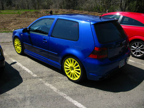 R32 with yellow wheels