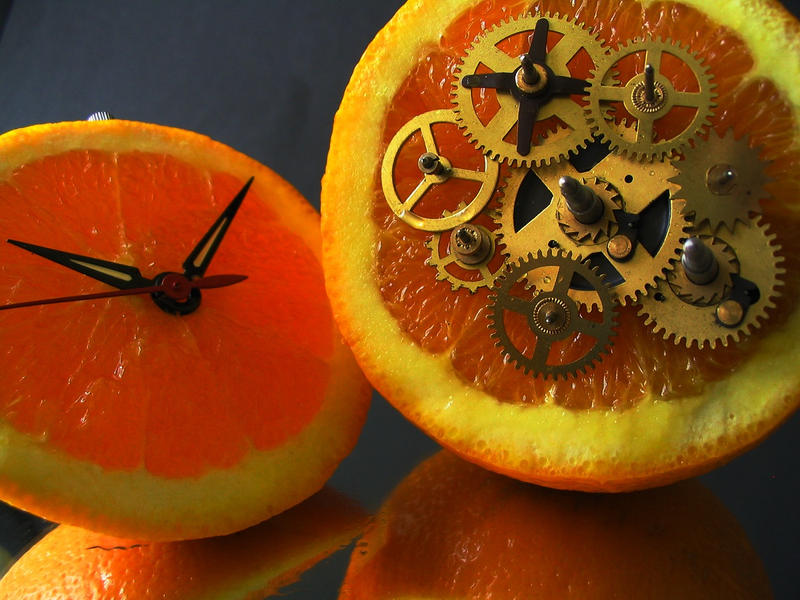 Мандарин часы работы. Креативный апельсин. Необычный апельсин. Странный апельсин. Часы апельсин.