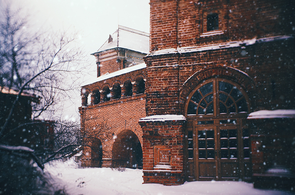 Old snowy street III