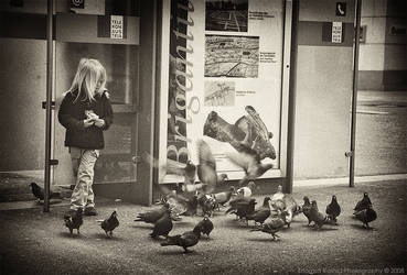 Little_Girl_with_Pigeons