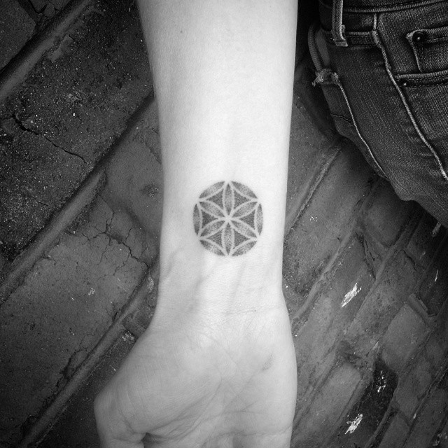 Little wrist tattoo based on flower of life by valgustatud on DeviantArt