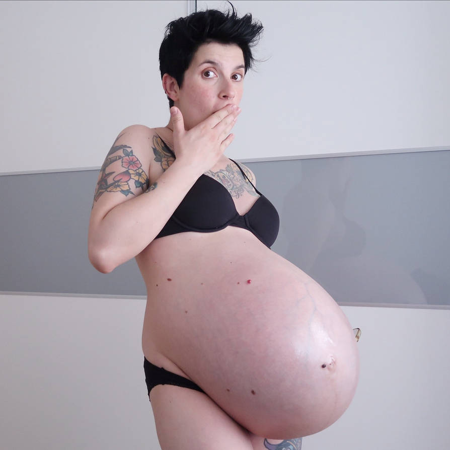 Большая беременность. Беременная большие живот. Животы беременных женщин. Беременная с огромным животом.