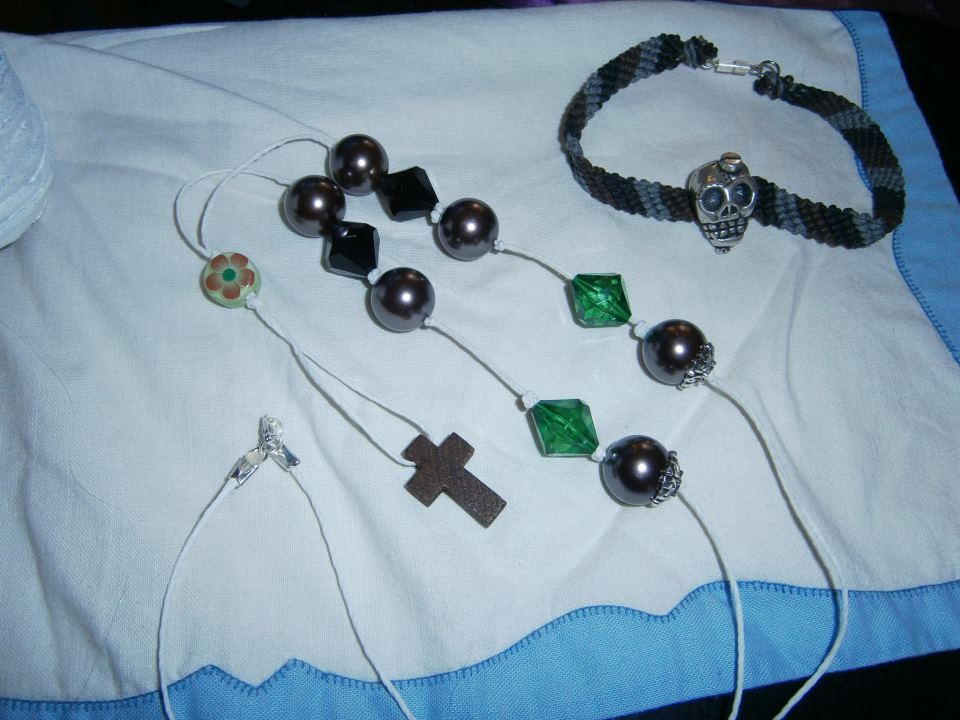 2 - Rosario negro y pulsera con calavera